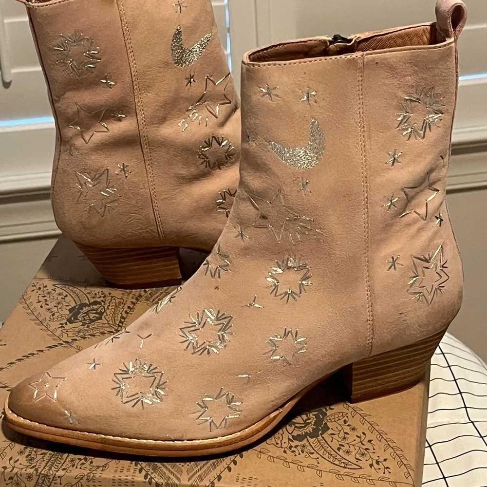 SOLD!! SOLD!!!    FREE PEOPLE BOOTS 👢 SILVER STARS NWT sz 9 - Picture 3 of 3